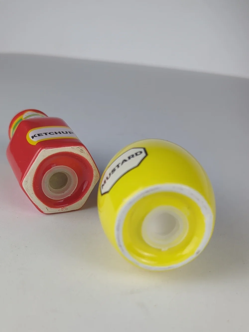Salt & Pepper Ceramic Shakers Ketchup & Mustard Retro Look